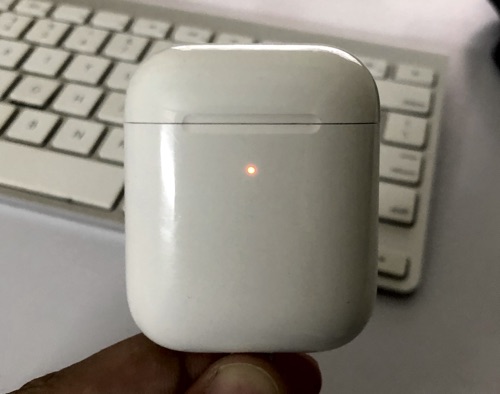 Shows light display on Airpod case after setup button was long pressed