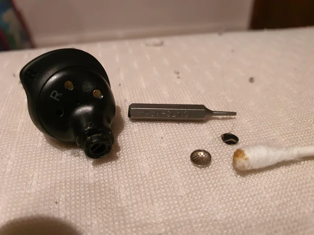 How to Clean Galaxy Buds Live