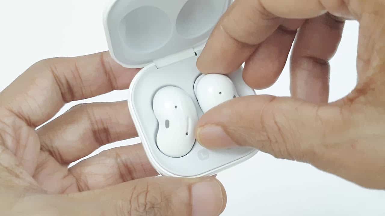 How to Clean Galaxy Buds Live